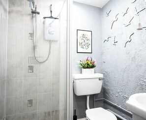 Shower, towels, soap, shampoo - St Andrews House by Guestz (Lytham Saint Annes)
