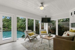 TV, books - Pool Home Oasis - Home for five (Tampa)
