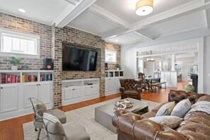TV, books - Hot Tub Bungalow | Outdoor Bar | Downtown Tampa (Tampa)