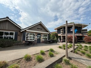 Exterior - Luxury Chalet with Jacuzzi and Sauna for 8 Persons - Private Wellness in the Veluwe (Voorthuizen)