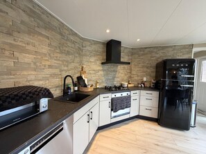 Private kitchen - Luxury Chalet with Jacuzzi and Sauna for 8 Persons - Private Wellness in the Veluwe (Voorthuizen)
