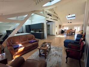 TV - Bright loft near court 2 BR and table for 10 (Carcassonne)