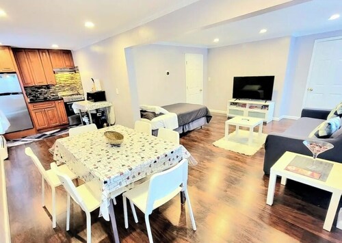 Beautiful 1-bedroom apartment - WALK to TRAIN - FREE PARKING