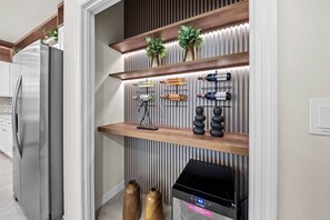 Eine Küche mit Backofen, Edelstahlkühlschrank und einem Holzboden mit Dekoration.