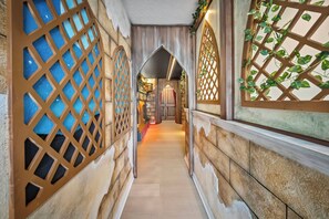 A corridor with wooden lattice panels and a tiled floor. - 10BR house at Windsor Cay Resort (Clermont)