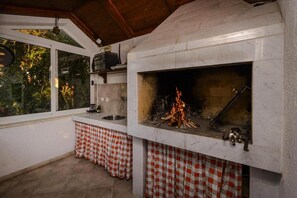 Property grounds - Family Four Bedroom Holiday Home with Pool (Mlini)