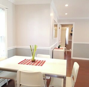 Dining - Terrific 2-bedroom apartment Free Parking -  walk to train (Valley Stream)