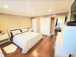 Room - Terrific 2-bedroom apartment Free Parking -  walk to train (Valley Stream)