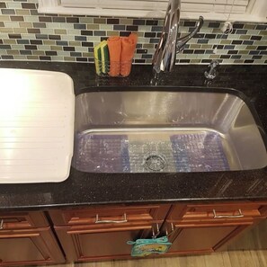 Bathroom - Terrific 2-bedroom apartment Free Parking -  walk to train (Valley Stream)