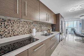 Fridge, oven, stovetop, dishwasher - Icon Brickell - 42nd Fl - Oceanview - Spa Access (Miami)
