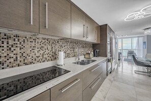 Fridge, oven, stovetop, dishwasher - Icon Brickell - 42nd Fl - Oceanview - Spa Access (Miami)