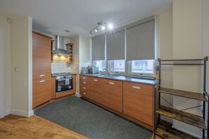Private kitchen - Bright City Center 2BR Flat with Private Balcony (Birmingham)