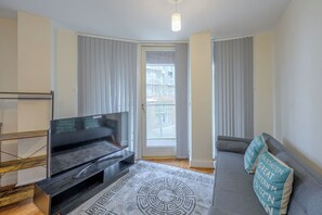 Living area - Bright City Center 2BR Flat with Private Balcony (Birmingham)