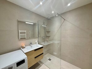 Shower, towels, soap, toilet paper - La Terrasse du Lac (Fréjus)