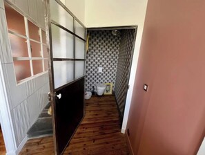 Douche, sĂšche-cheveux, serviettes fournies, savon