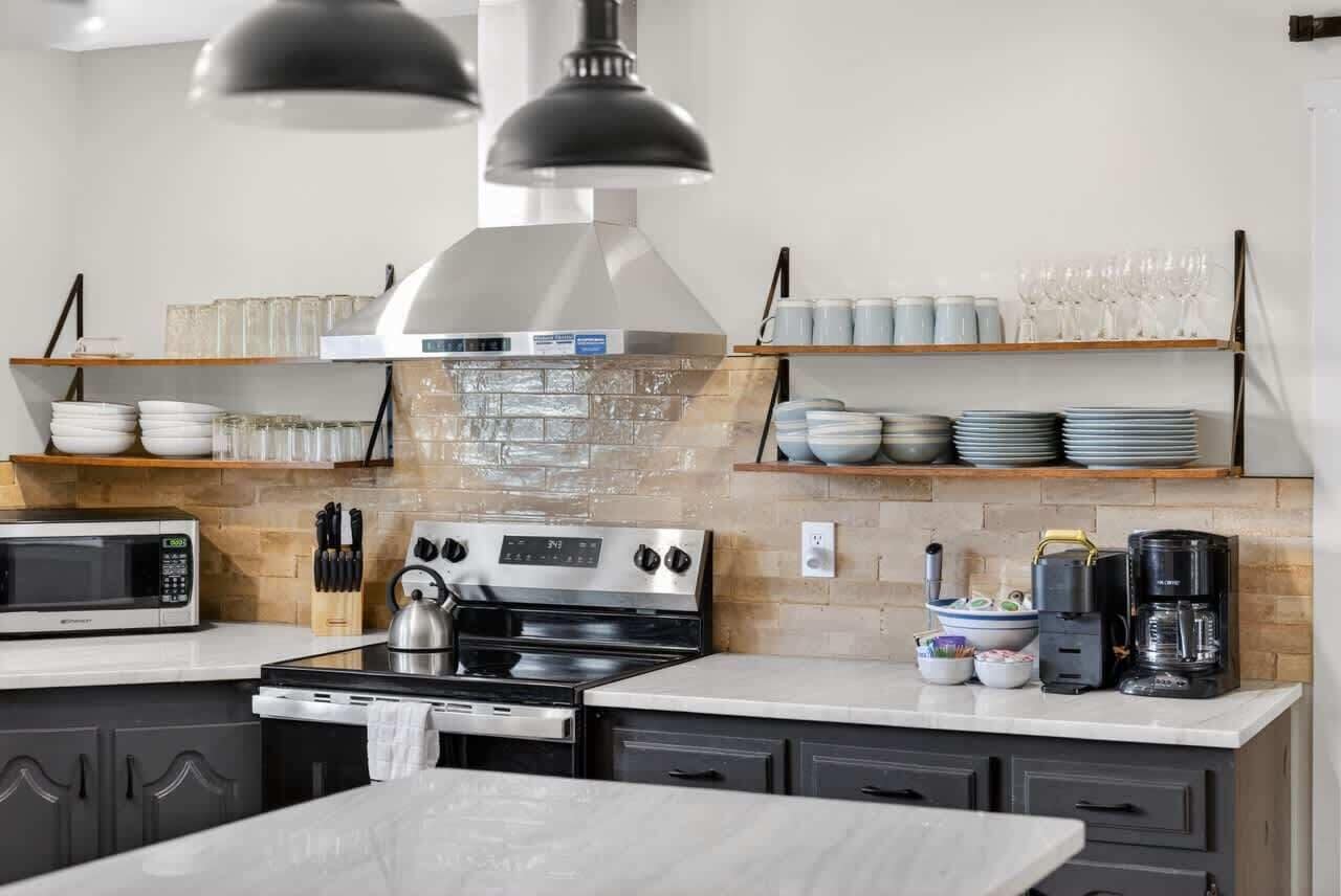 Wasserkocher mit Kaffee-/Teezubehör, Kühlschrank, Mikrowelle, Ofen