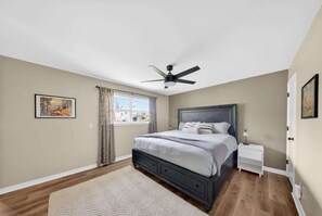 Master bedroom, king bed with storage drawers, ceiling fan and en-suite access - Bike garage, game room, near downtown (Bentonville)