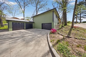 Attached three-car garage plus wide concrete drive — easy parking for bikes and gear - Bike garage, game room, near downtown (Bentonville)