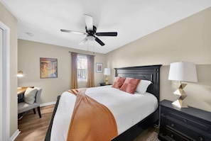 Queen bedroom with dedicated desk workspace and blackout-ready curtains - Bike garage, game room, near downtown (Bentonville)