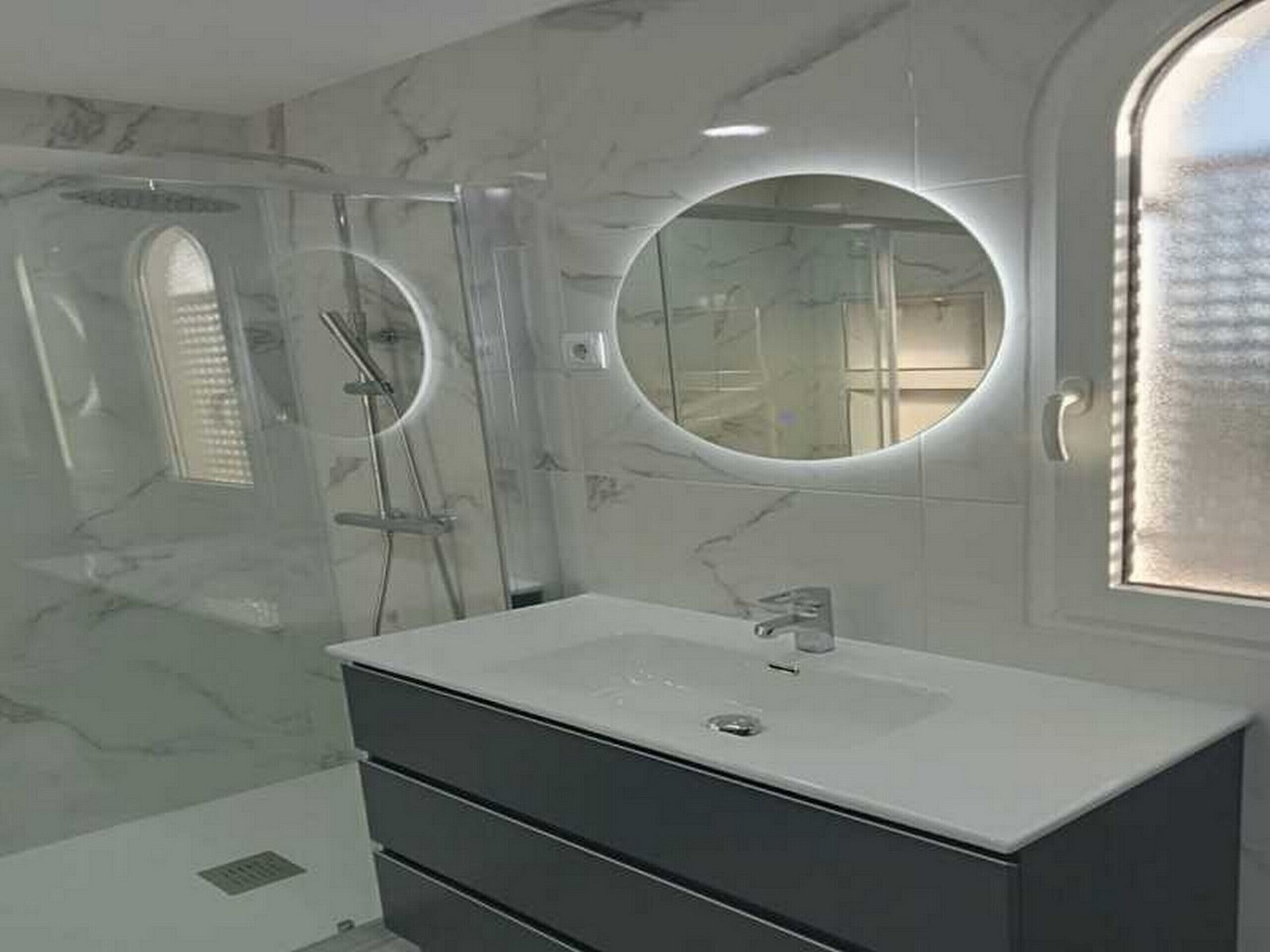 Een douche, een haardroger, handdoeken