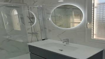 Een douche, een haardroger, handdoeken