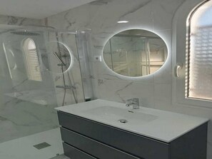 Shower, hair dryer, towels - Casa Vicste - A Murcia Holiday Rentals Property (Sucina)