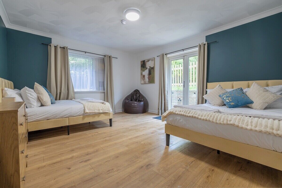4 bedrooms, iron/ironing board, WiFi, bed sheets