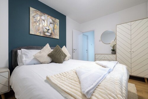 The Hove Retreat | Sleeps 10 | 4BR Coastal Escape