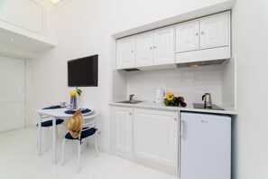 Apartment, Balcony, City View | Dapur peribadi | Peti sejuk, dapur, pembancuh kopi espreso, cerek elektrik 