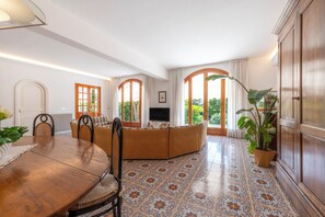 Deluxe Apartment, Patio, Garden View | Living area - YourHome - Casa Vittoria (Meta)