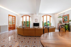 Departamento Deluxe, patio, vista al jardín | Área de sala de estar | Televisión de pantalla plana de 32 pulgadas con canales digitales 