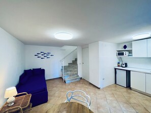 Dúplex | Área de sala de estar | Televisión de pantalla plana de 32 pulgadas con canales digitales 
