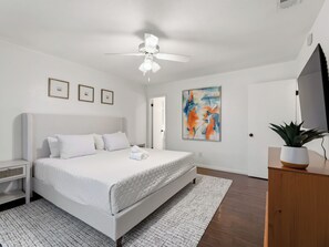 Desk, iron/ironing board, travel cot, WiFi - Spacious 2 Bed Lower Greenville Getaway (Left Side) (Dallas)