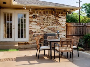 Outdoor dining - Spacious 2 Bed Lower Greenville Getaway (Left Side) (Dallas)