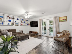 Smart TV, offices - Spacious 2 Bed Lower Greenville Getaway (Left Side) (Dallas)