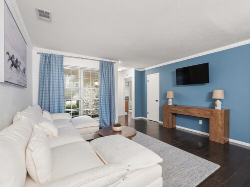 Spacious 2 Bed Lower Greenville Getaway (Left Side)