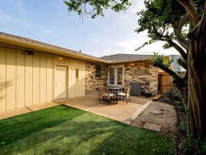 Outdoor dining - Large 2 Bed Lower Greenville Getaway (Right Side) (Dallas)