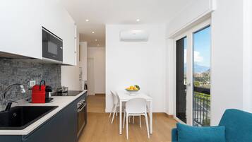 Apartamento, 2 habitaciones, balcón | Cocina privada | Frigorífico grande, microondas, horno y placa de cocina