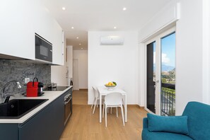 Appartamento, 2 camere da letto, balcone | Cucina privata | Frigorifero con congelatore, microonde, forno, piano cottura