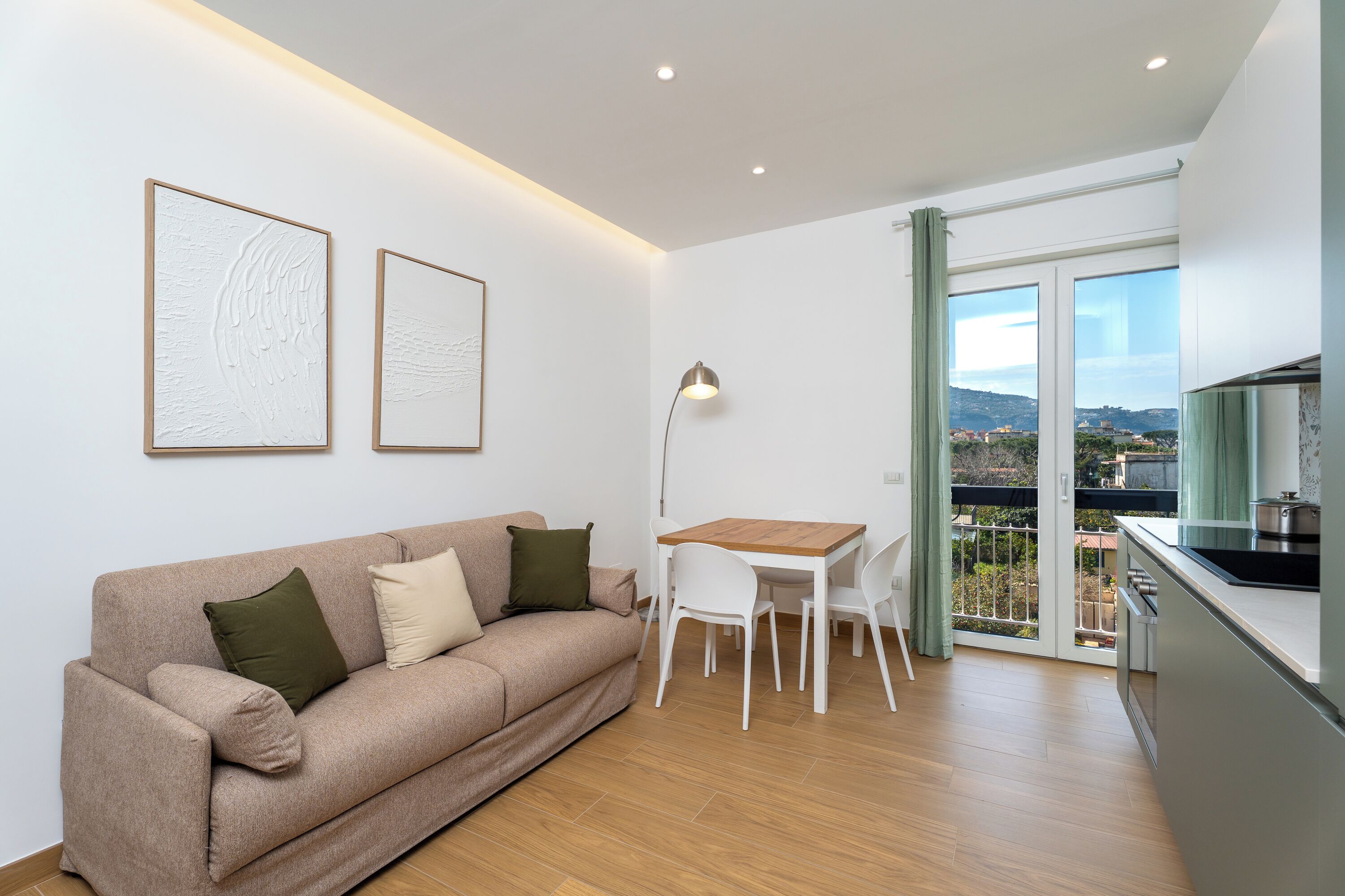 Appartement, balcon, vue ville | Coin séjour | Télévision à écran plat de 32 pouces avec chaînes numériques