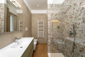 Apartamento, balcón, vistas a la ciudad | Baño | Ducha, secador de pelo, toallas y jabón