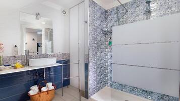 Ducha, artículos de tocador gratuitos, secador de pelo, bidet