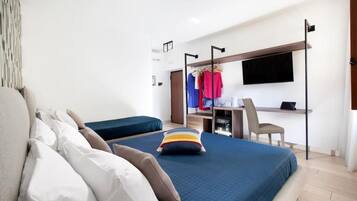 Ein Schlafzimmer mit Bett, Schreibtisch und Stuhl.