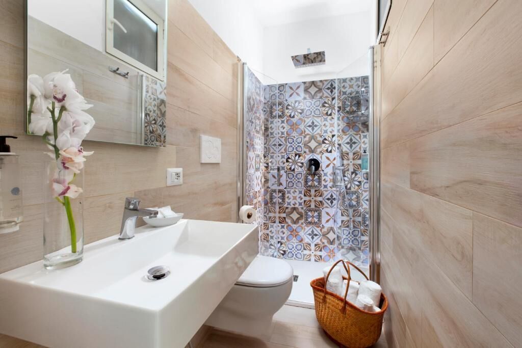 Comfort Room | Bathroom | Shower, free toiletries, hair dryer, towels