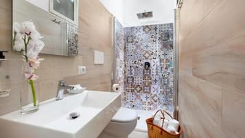 Comfort Room | Bathroom | Shower, free toiletries, hair dryer, towels