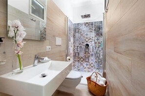 Comfort kamer | Badkamer | Een douche, gratis toiletartikelen, een haardroger, een bidet
