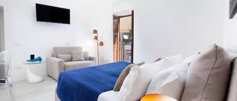 City appartement, 2 slaapkamers | Woonruimte | Een 32-inch flatscreentelevisie met digitale zenders
