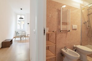 Shower, bidet, towels - Bright and comfortable 49 square meters apartment, perfect for four people, located on the first floor of a tenement building (NO elevator).The property is located in a lively area with excellent connections to both the city center and the Centrale and G (Milan)