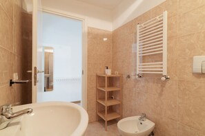 Regadera, bidet, toallas 