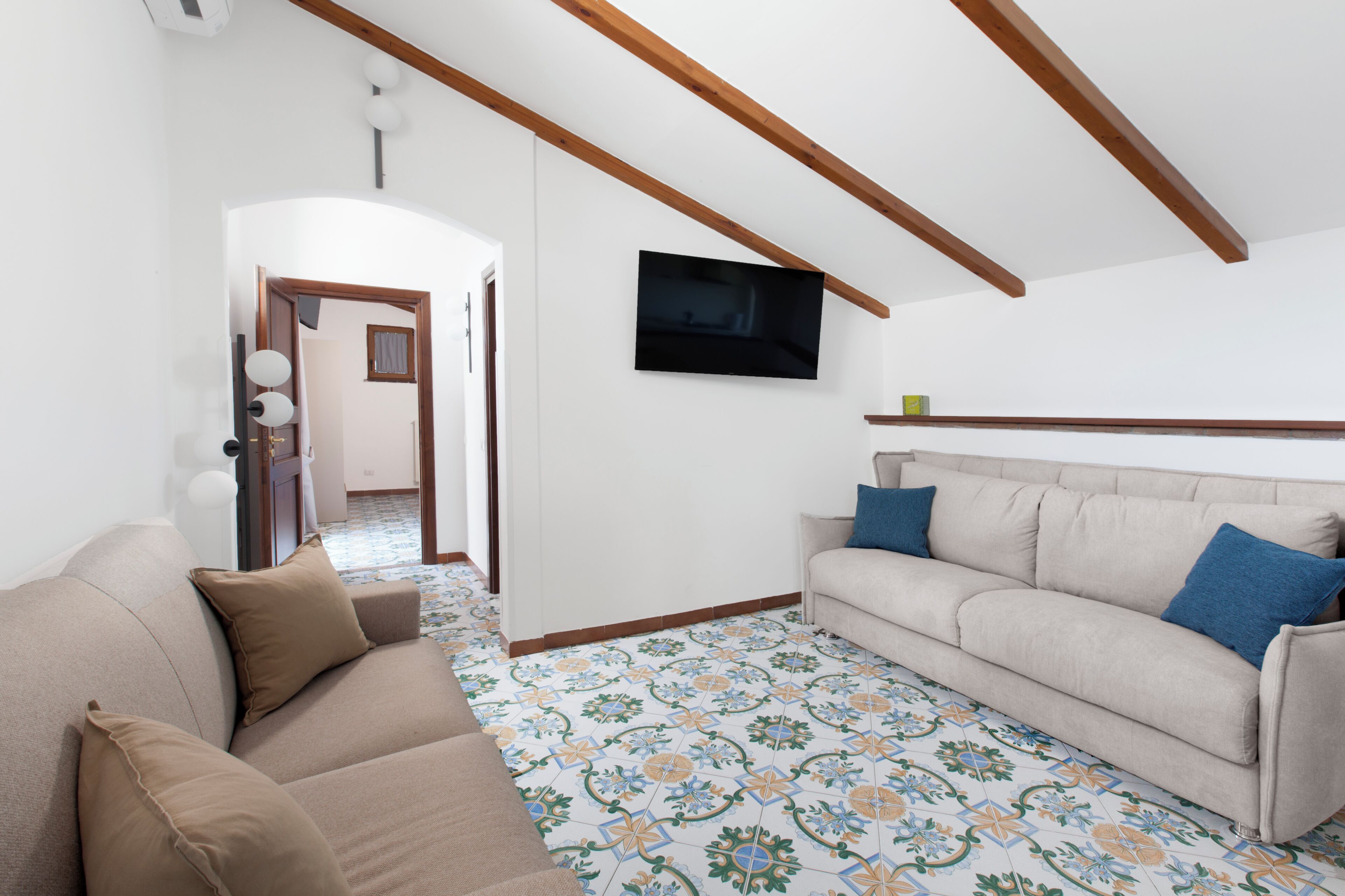 Attico, vista mare parziale | Area soggiorno